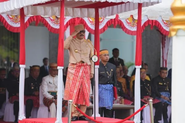 Gubernur Sulbar, SDK saat memimpin upacara peringatan Hari Pendidikan Nasional 2025 (Dok : Ist).