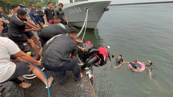 Proses evakuasi motor korban yang berupaya bunuh diri di dermaga layang Mako Lantamal VI (Dok : Ist).