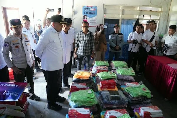 Wali Kota Makassar, Munafri Arifuddin saat Menyerahkan Bantuan (Dok: Ist).