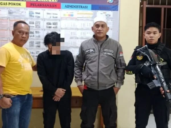 Pelaku saat berada di Mapolresta Mamuju (Dok : ist).