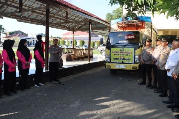 Kapolres Jeneponto, AKBP Budi Hidayat saat menyerahkan bantuan kemanusiaan ke Luwu di Halaman Mapolres Jeneponto.