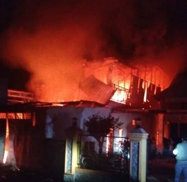 Peristiwa Kebakaran saat menimpa kediaman Sinar Daeng Caya di Dusun Bonto Caku, Desa Barana, Kecamatan Bangkala Barat, Kabupaten Jeneponto, Sulsel, Rabu (5/2) malam