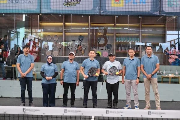 Jajaran pejabat dan mitra strategis berfoto bersama usai pembukaan resmi PLN Mobile Padel Competition 2026 "Smash Your Energy" di Beach Padel Club, Tanjung Bunga, Makassar. Tampak dari kiri ke kanan: Ketua PBPI Kota Makassar, A. Odika Cakra Satriawan; Kep