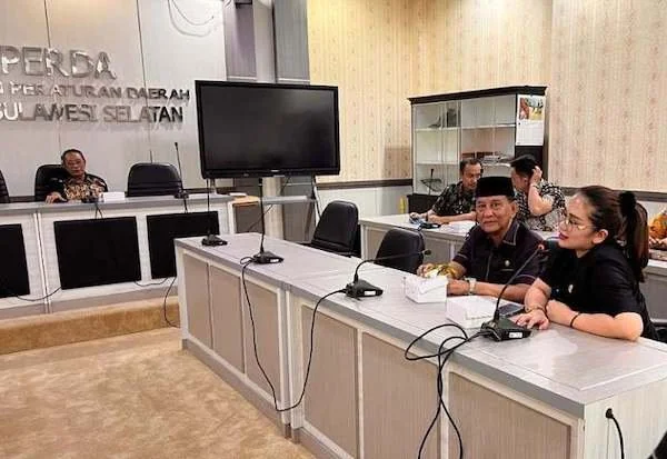Suasana rapat kerja Bapemperda DPRD Sulsel terkait Ranperda Pengembangan Desa Wisata di Makassar, Kamis (27/6). (Foto: Humas DPRD Sulsel)