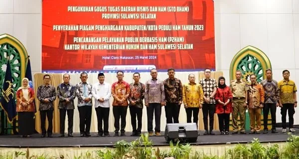 Pj Gubernur Sulsel, Bahtiar Baharuddin (baju putih) di Hotel Claro Makassar, Senin (25/3).
