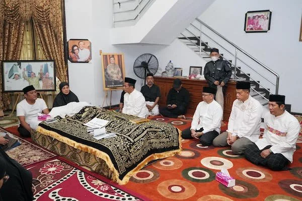 Menteri Pertanian, Andi Amran Sulaiman ketika melayat di rumah duka almarhum HM Alwi Hamu (Dok: Ist)