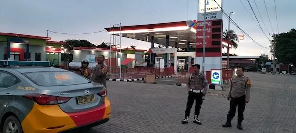Jajaran personil Polsek Bangkala, saat menggelar patroli keliling di sepanjang  jalan poros Jeneponto - Makassar. (Ist).