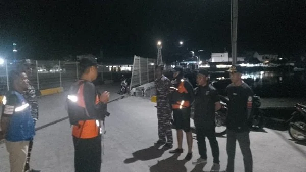 Tim Basarnas Makassar lakukan briefing.