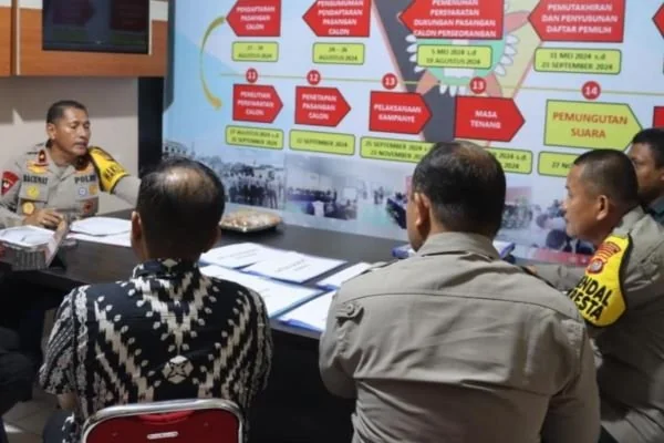 Wakapolda Sulbar saat meninjau di Polresta Mamuju (Dok : Ist).