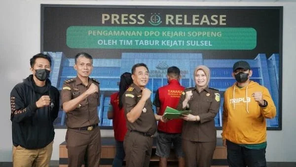 Tim Tangkap Buron (Tabur) Intelijen Kejati Sulsel berhasil mengamankan buronan Kejari Soppeng, yaitu Ferawati dan Riski di Makassar.