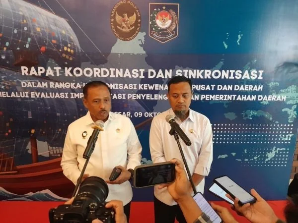 Deputi Bidkoor Poldagri Kemenko Polkam, Heri Wiranto (kiri) dan Gubernur Sulawesi Selatan Andi Sudirman Sulaiman (Dok : Syamsi KabarMakassar).