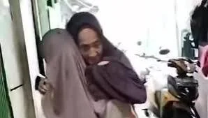 Tangkapan Layar Nenek Wahbah (85) Digotong Saat Pergi Mengambil Raskin, (Dok: Ist).