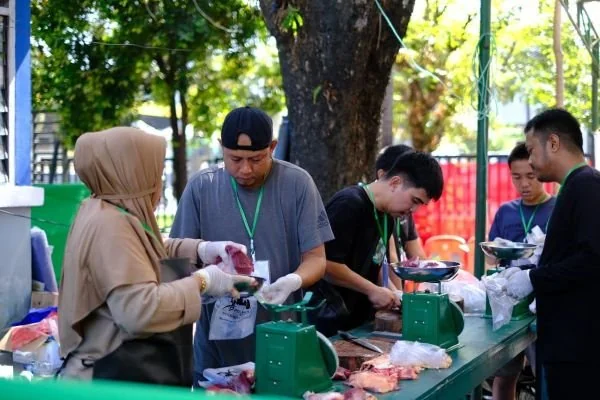 Proses pembagian hewan kurban dari Pelindo terhadap masyarakat setempat (Dok: Ist).