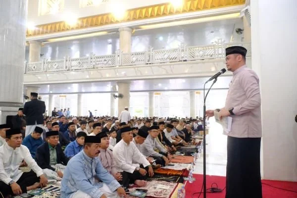 Bupati Gowa, Adnan Purichta Ichsan saat sambutan pada Shalat Idul Fitri 1445H di Masjid Agung Syekh Yusuf, Rabu (10/4).