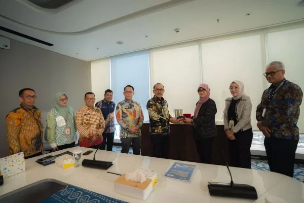Gubernur Sulbar Suhardi duka saat bertemu dengan direktur BAKTI Kominfo (Dok : Ist).