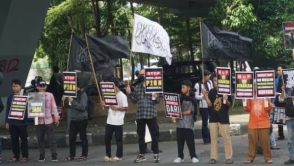 Ratusan mahasiswa yang tergabung dalam Aliansi Mahasiswa Pemuda Islam saat Sulselbar menggelar aksi protes besar-besaran terhadap keterlibatan Indonesia dalam organisasi internasional Board of Peace (BoP). (Ist).