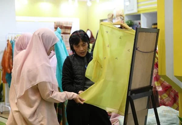 Suasana Booth Dekranasda Kota Makassar di INACRAFT 2026 (Dok: Ist).