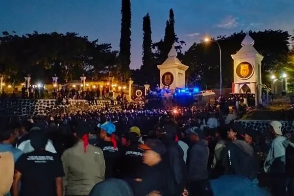 Massa aksi yang masih bertahan hingga Maghrib (dok: Aldy)
