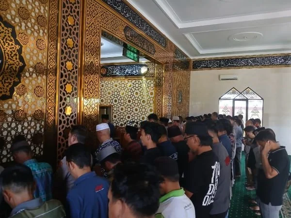 Polres Bulukumba saat menggelar Sholat Gaib (Dok : Ist).