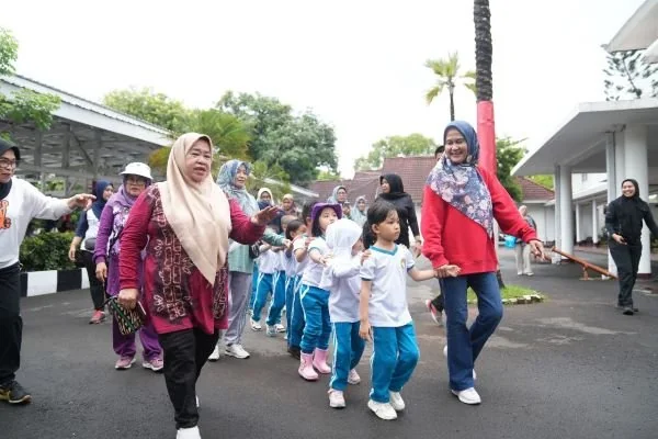 Pj Ketua Tim Penggerak PKK Provinsi Sulsel, Ninuk Triyanti Zudan bersama anak PAUD (Dok: Ist).