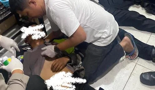 Aparat kepolisian yang mendapatkan perawatan medis akibat aksi yang berakhir ricuh(dok:ist)