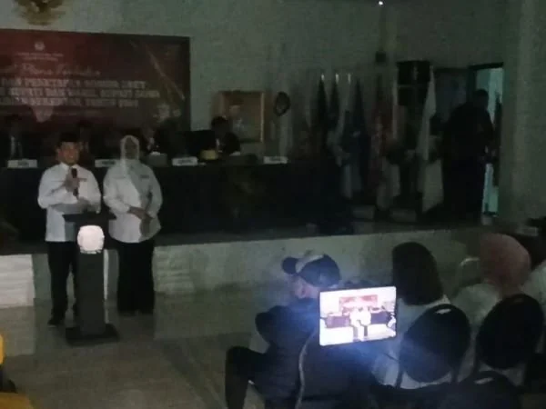 Paslon Bupati dan Wakil Bupati Gowa, Amir-Irmawati saat listrik mati di Kantor KPU Gowa (Dok : Ist).