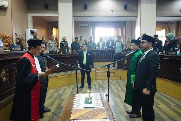 Legislator DPC Partai PKB Jeneponto, Muh. Basir saat mengikuti Prosesi pelantikan dan Pengambilan Sumpah jabatan didepan Ketua PN. Jeneponto di ruang Pola Paripurna DPRD Kabupaten Jeneponto. (Foto/ist).