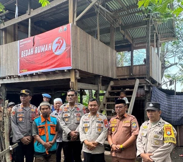 Kapolres Jeneponto, AKBP Widi Setiawan saat kunjungi salah satu rumah warga saat di rehab. (Ist).