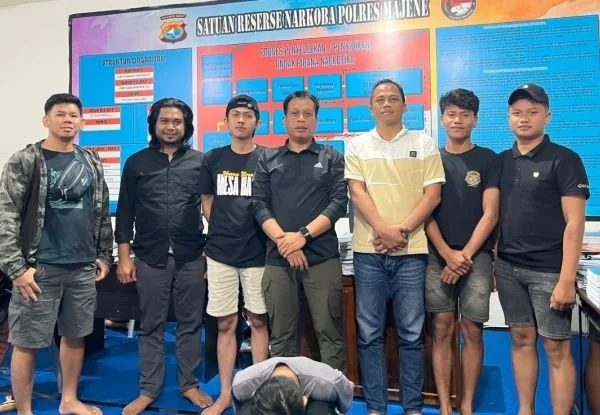 Pelaku Peredaran narkotika jenis sabu saat berhasil ditangkap SatResnarkoba Polres Majene (Dok : Ist).
