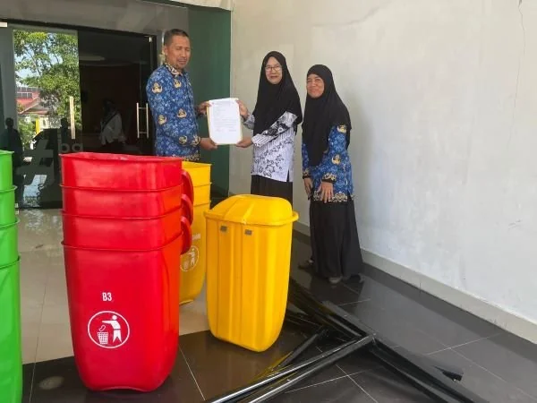 Penyerahan bantuan tempat sampah kepada pihak sekolah (dok:ist)