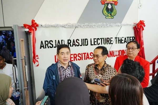 Presiden Direktur PT Indika Energy Tbk bersama Rektor Unhas (Dok : Ist).