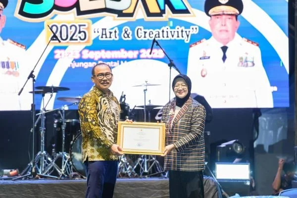 Gubernur Sulbar Suhardi Duka saat menerima penghargaan KEN dari Staf Ahli Menteri Pariwisata Bidang Reformasi Birokrasi dan Regulasi, Kurleni Ukar (Dok : Ist).