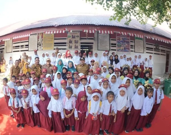 Wali Kota Makassar Munafri Arifuddin dan Ketua PKK Kota Makassar Melinda Aksa saat Bersama Siswa/i di Pulau Sanggkarang, (Dok: Ist).