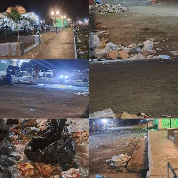 Kondisi areal Masjid Agung saat dipenuhi gundukan sampah usai Wisuda Santri dilaksanakan.