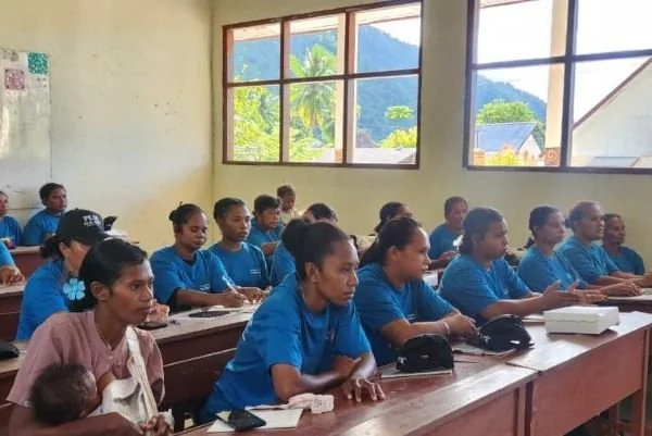 Wujudkan pariwisata berkelanjutan, Poltekpar Makassar memberdayakan para ibu Kampung Sawundarek Raja Ampat lewat program PKM terintegrasi (Dok: Ist)