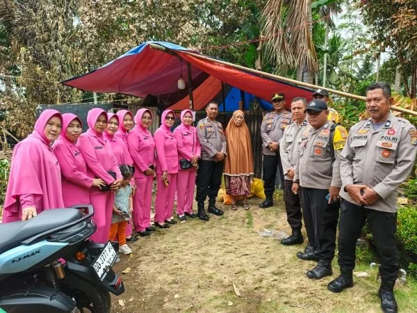 Polsek Kajang dan Bhayangkari Salurkan Bantuan Sosial (Dok : Ist).