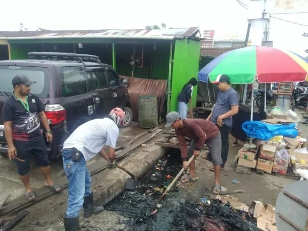 DLHK Sinjai saat melakukan kerja bakti (Dok : Ist).
