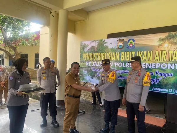Pj Bupati, Junaedi Bakri saat menyerahkan bibit ikan air tawar ke Kapolres Jeneponto, AKBP Widi Setiawan yang didampingi Kapolsek Kelara, Iptu Sudirman dan Kapolsek Binamu, Iptu Balsius Basthion. (Foto/ist).