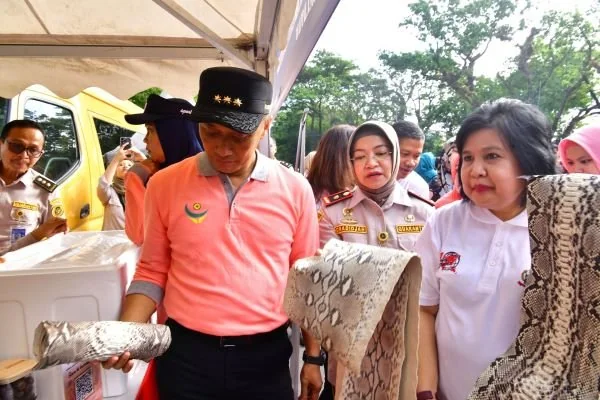 Pj Gubernur Sulsel, Prof Zudan Arif Fakrulloh dan Plh Kepala Disperindag Sulsel, Since Erna Lamba di acara Sulsel Go Export (Dok: Ist)