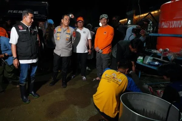 Pj Gubernur Sulsel, Bahtiar Baharuddin meninjau water treatment untuk warga terdampak banjir di Wajo.