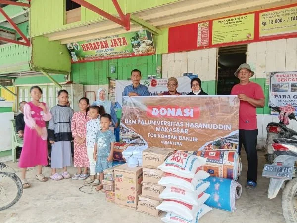 Unit Kegiatan Mahasiswa (UKM) Pandu Alam Lingkungan (PAL) Fakultas Kehutanan Universitas Hasanuddin (Unhas) menyalurkan bantuan berupa sembako untuk masyarakat yang terdampak banjir di wilayah Sumatera. (Dok: Ist)