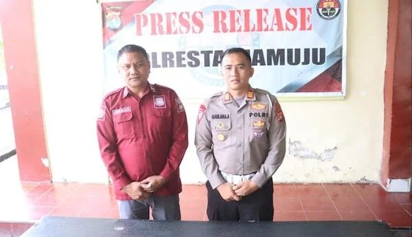 Kasatlantas Polresta Mamuju bersama Kasi Humas Ipda Herman Basir saat press release (dok: Aldy Djemmang)