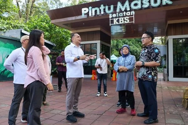 Arsip - Seorang anak memberi makan unta saat berkunjung ke Kebun Binatang Surabaya (KBS) pada musim liburan 2025. (ANTARA-HO/Diskominfotik Surabaya)