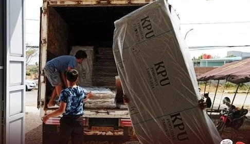 Material Pilkada meliputi kotak suara dan kabel ties untuk segel saat tiba di gudang II KPU Jeneponto. (Foto/ist).
