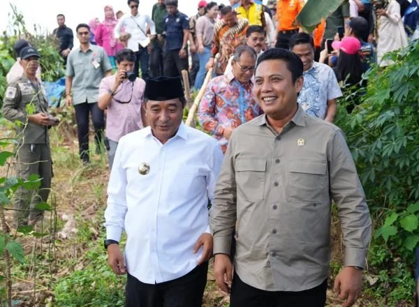 Pj Gubernur Sulsel, Bahtiar Baharuddin tinjau lokasi stadion di Sudiang, Jumat, (5/4).