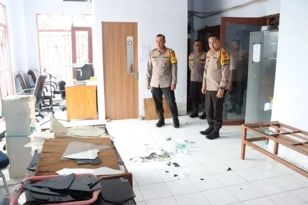 Kapolda Sulbar Irjen Pol Adang Ginanjar saat meninjau Kantor DPRD Majene (Dok : Ist).