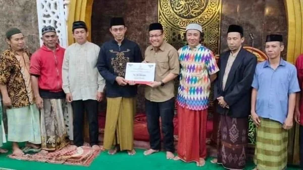 Sekretaris Dewan DPRD Kota Makassar, Dahyal, menyalurkan dana hibah dari Pemerintah Kota Makassar senilai Rp50 juta, ke Masjid Al Amin.
