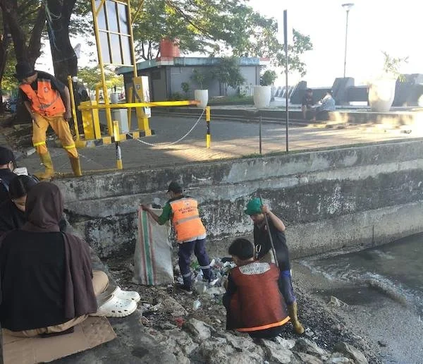 Suasana Petugas saat Membersihkan Sampah di Losari (Dok: Ist).