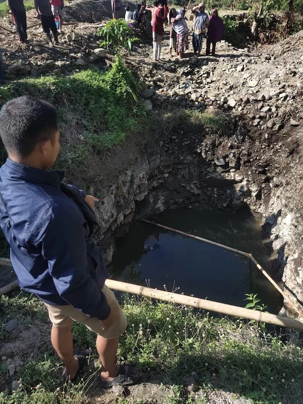 Petugas kepolisian Polsek Bangkala saat mendatangi lokasi penemuan mayat korban. (Foto/ist).