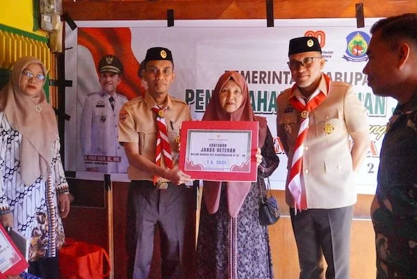 Bupati Jeneponto, Paris Yasir saat bagikan bingkisan kepada para janda veteran RI. (Foto/ist).